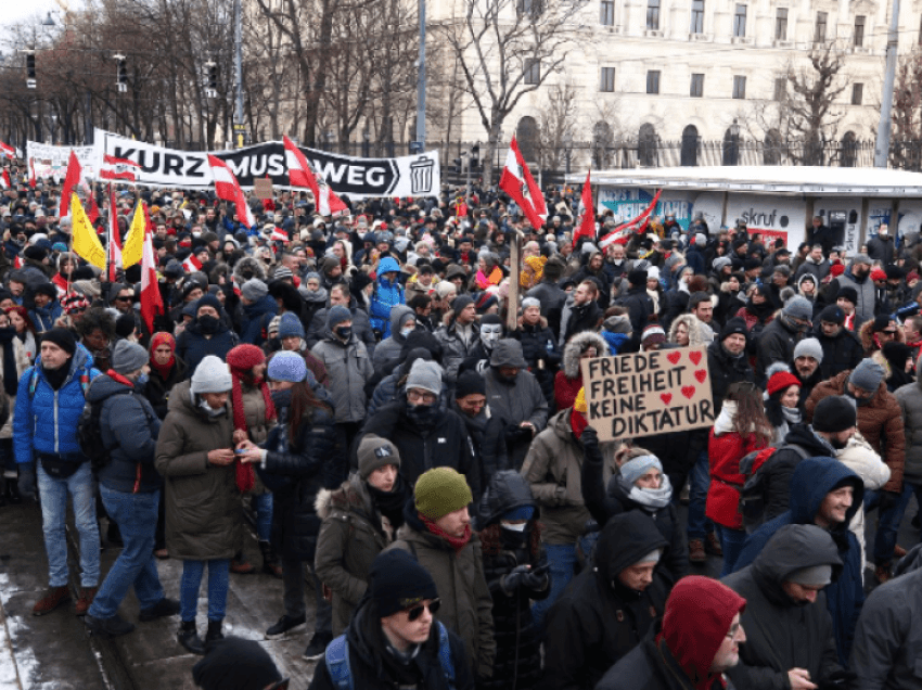 Qytetarët në Vjenë kundërshtojnë masat anti-Covid 