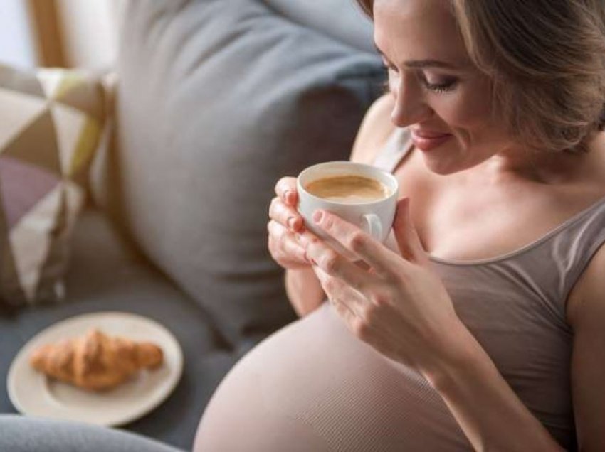 Gratë shtatzëna duhet të heqin dorë nga kafeina, ja problemet që ajo i sjell foshnjës
