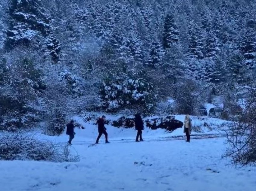 Bora e parë në Llogara, qytetarët shijojnë peizazhin