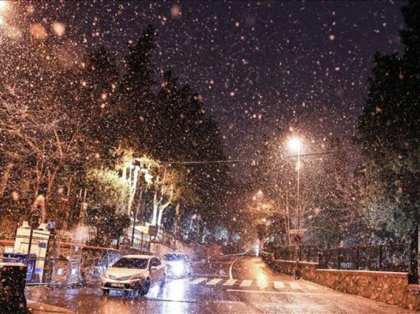 Stambolli përfshihet nga reshjet e borës