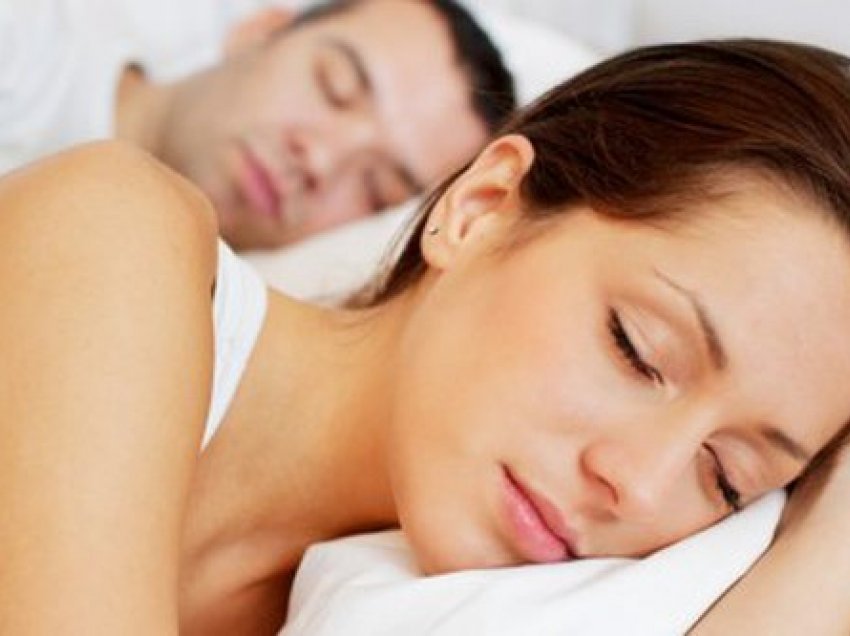 Çiftet që flenë në distancë nga njëri-tjetri janë më të lumtur? Zbuloni raportin tuaj nga pozicioni i gjumit