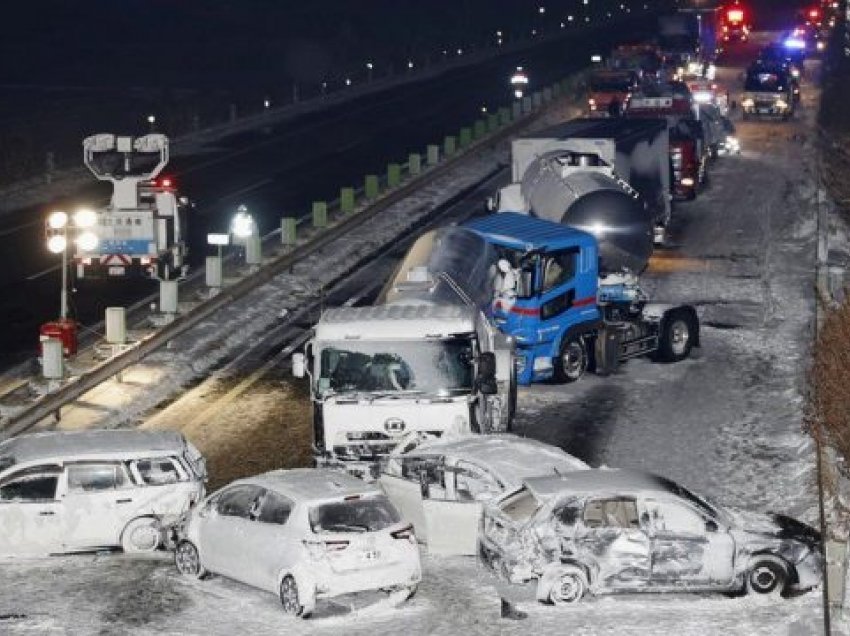 Stuhia e dëborës godet autostradën japoneze, përplasen 134 automjete