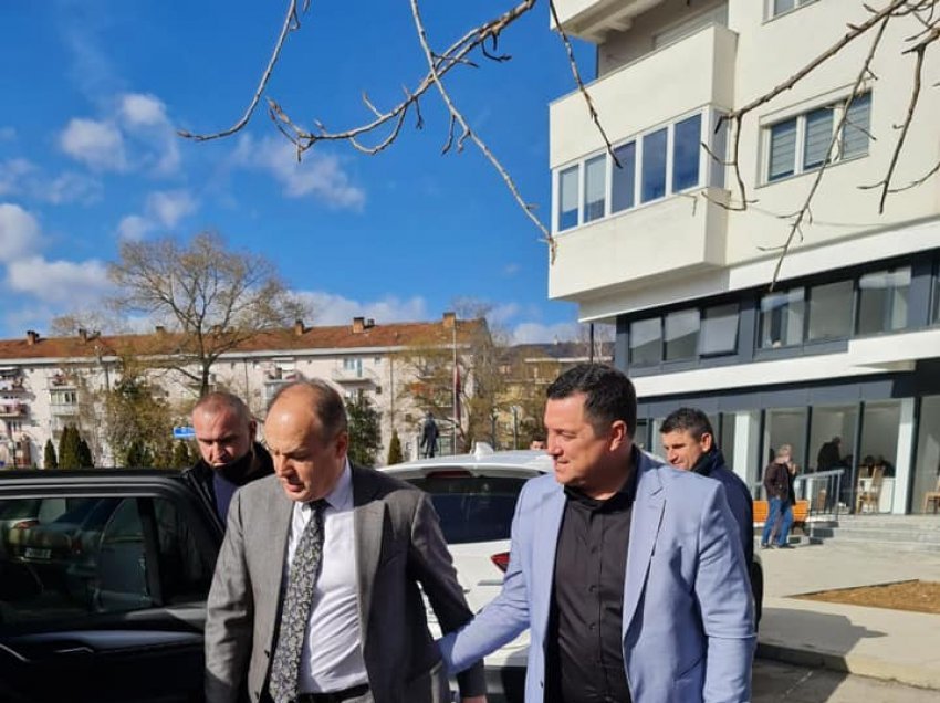 Enver Hoxhaj së bashku me kandidatin për deputet Ruzhdi Kurtishaj vizitojnë shtëpinë e të moshuarave në Suharekë