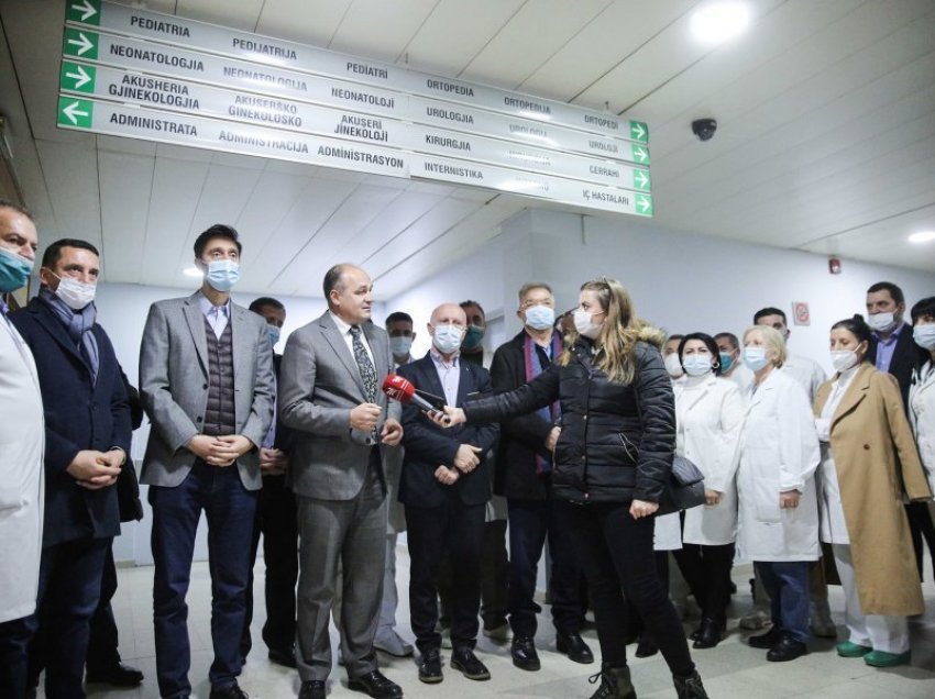 Hoxhaj nga Spitali i Prizrenit hap kuletën për mjekët: Rritje pagash deri në 30%