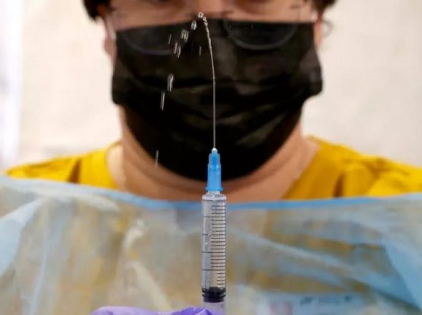 Plas skandali në Itali, mediet: Mjekëve iu injektohet ujë fiziologjik në vend të vaksinës anti-COVID