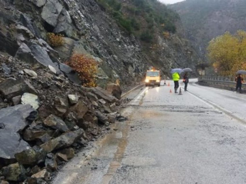 Rrëshqitje dheu e mungesë energjie elektrike, shirat shkaktojnë probleme në disa zona të Elbasanit