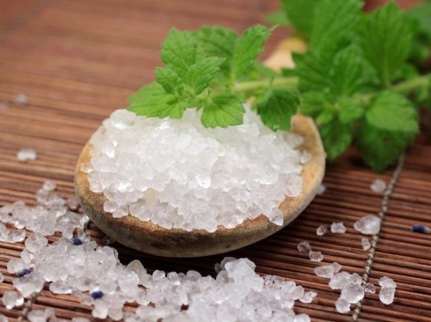 Si të dalloni nëse një ushqim i paketuar ka shumë kripë