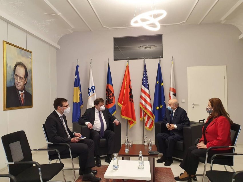 Mustafa takohet me ambasadorin Weidinger, flasin për zgjedhjet