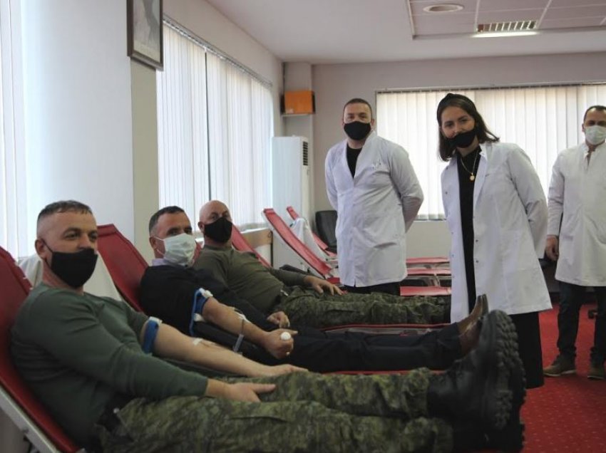 Ushtarët e FSK-së dhurojnë gjak: Një pikë gjak për shpëtimin e një jete