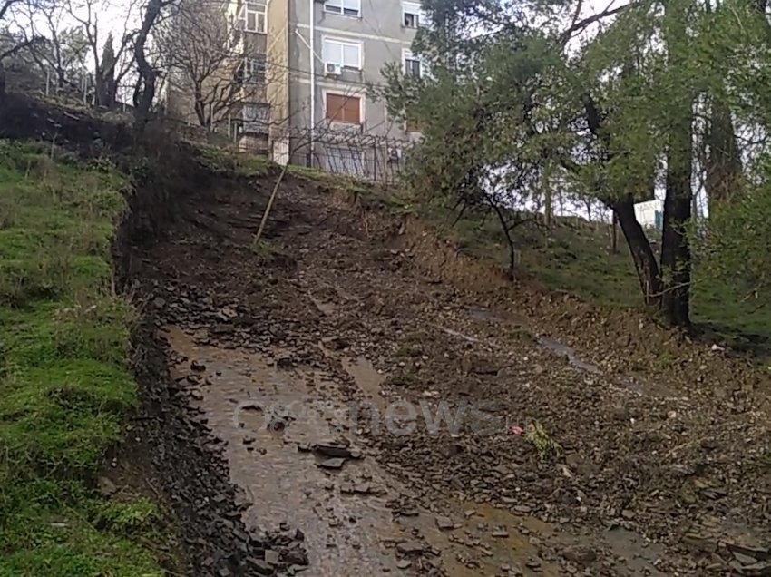 Gjirokastër, rrëshqitje masive dheu në lagjen “Punëtori”, rrezikohet pallati