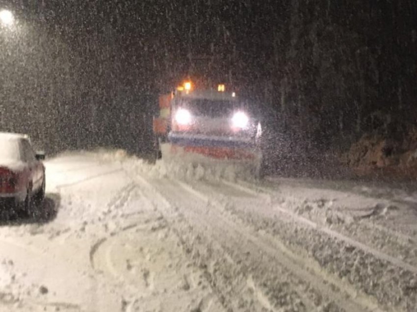 Stuhi reshjesh në veri: Në Valbonë bora arrin 35 cm, përkeqësohet situata në Fierzë