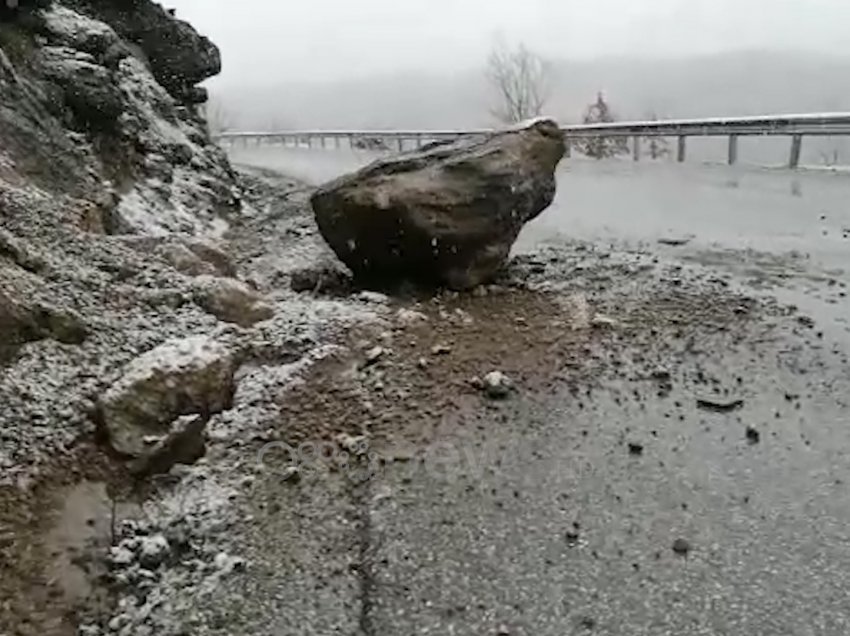 Rrëshqitja e gurëve bllokon rrugën Peshkopi-Kukës, mungesë energjie në disa zona të Dibrës