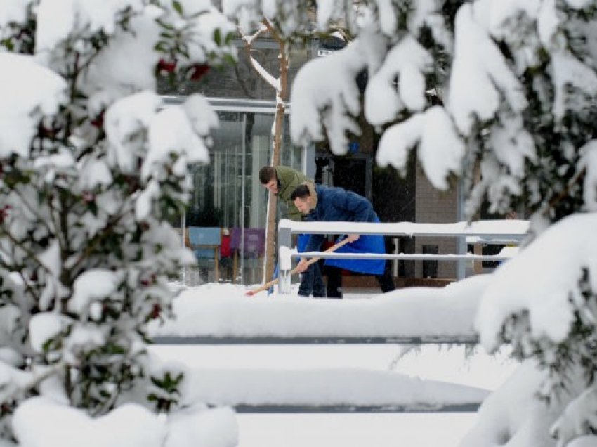 Bora zbardhi gjithë Kosovën, vazhdojnë reshjet e borës