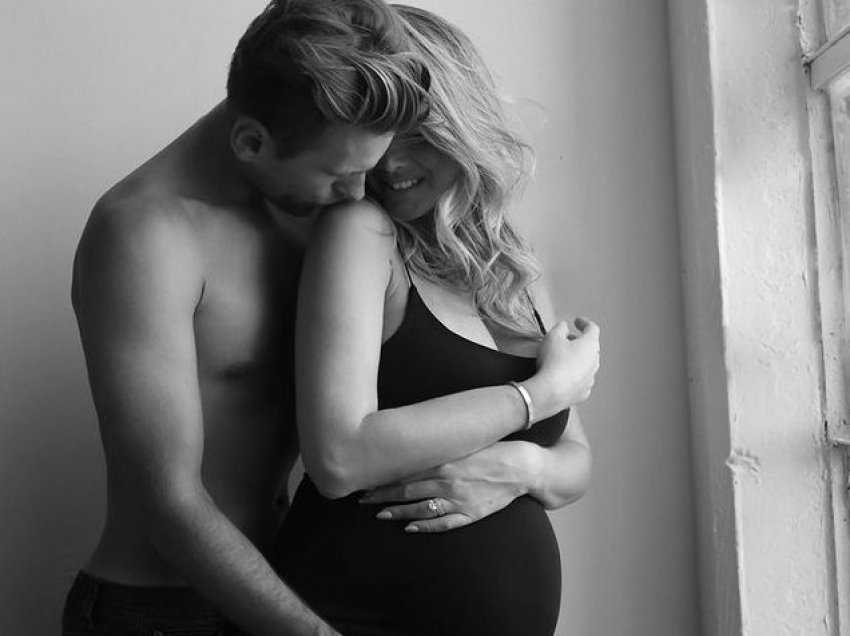 Afërdita Dreshaj pozon në muajin e tetë të shtatzënisë me bashkëshortin