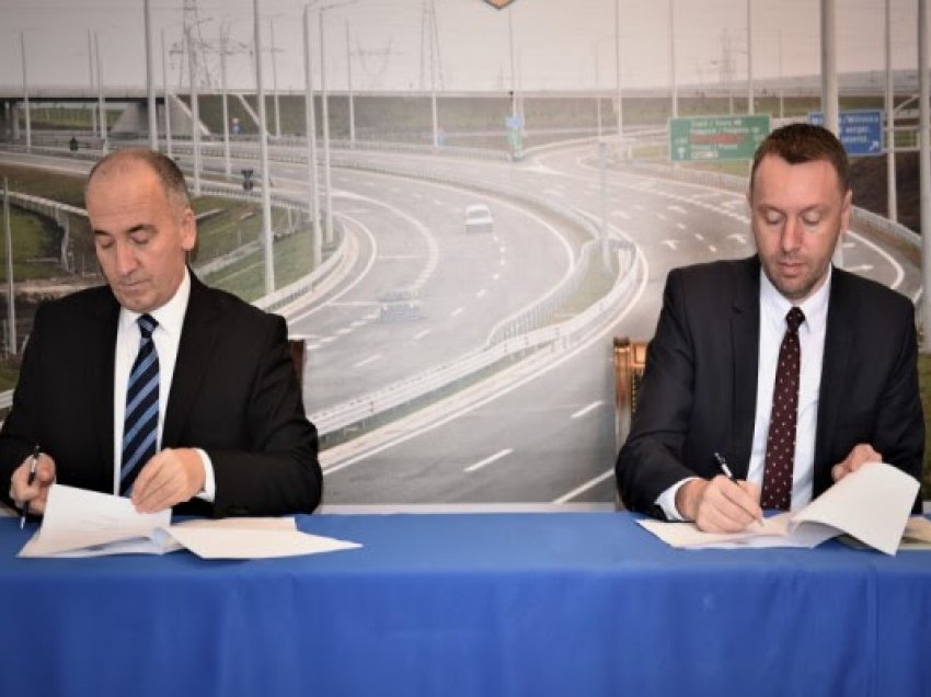 ​1.4 milion për infrastrukturën e Pejës, Abrashi e Muhaxheri nënshkruan memorandum bashkëpunimi