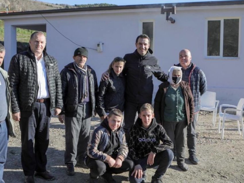 3 familje në fshatin Shpat hyjnë në shtëpitë e reja, Veliaj: PD në dëshpërim, puna jonë i komplekson