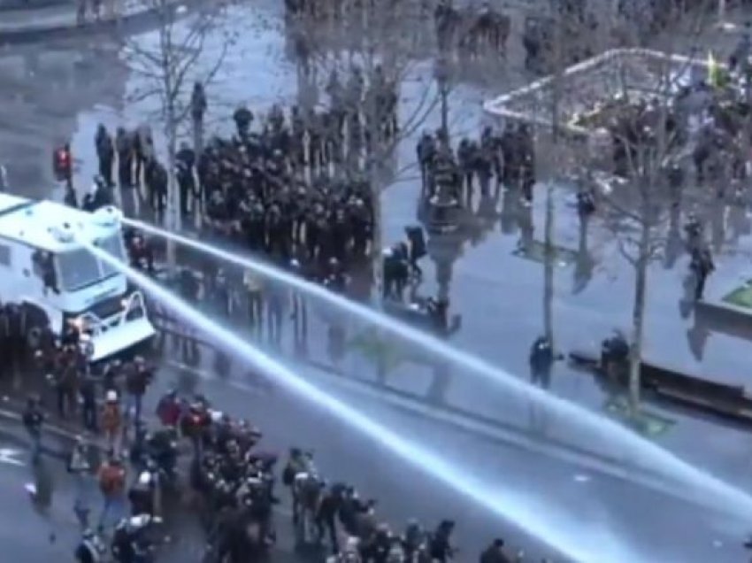 Situatë e tensionuar në Paris për shkak të një ligji, policia përdorë gaz lotsjellës dhe topa uji për të shpërndarë demonstruesit