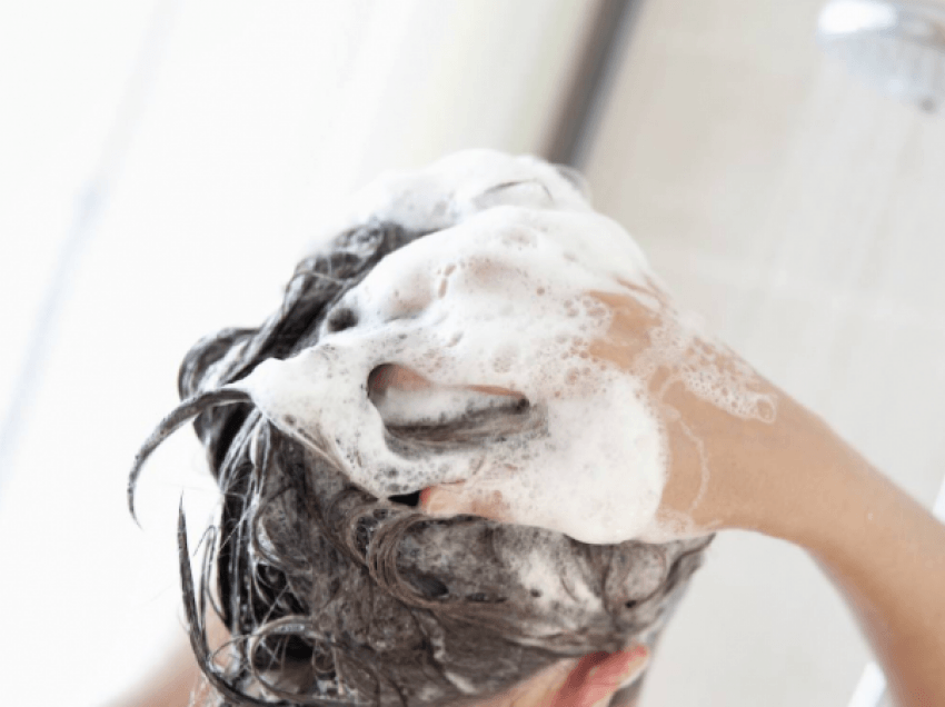 Sa shpesh duhet të pastroni flokët tuaj?