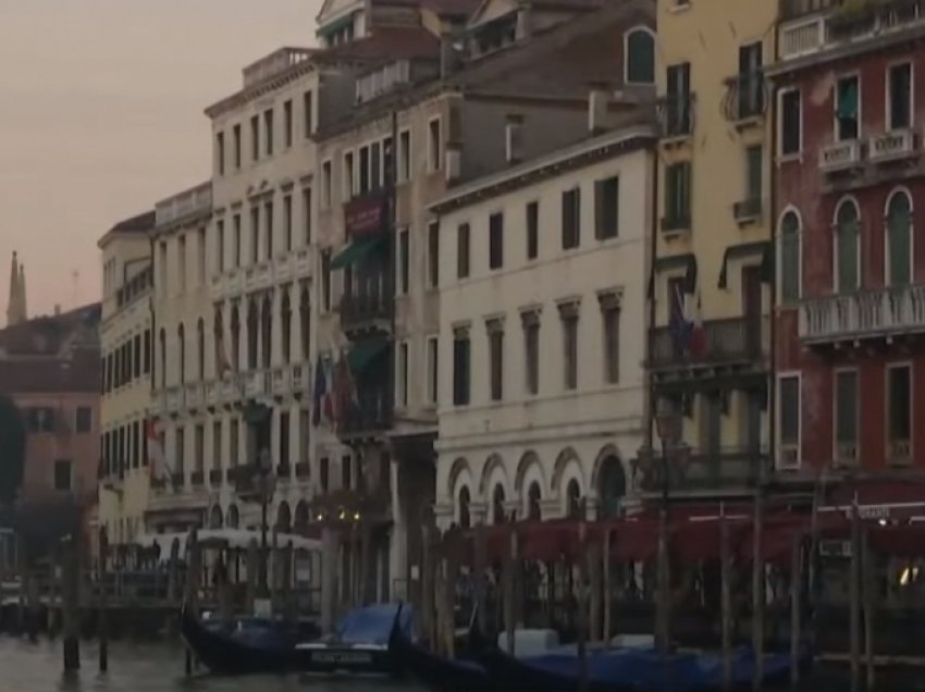 Lamtumirë karnavale, pandemia boshatis Venecian, anulohen edhe festa të tjera 