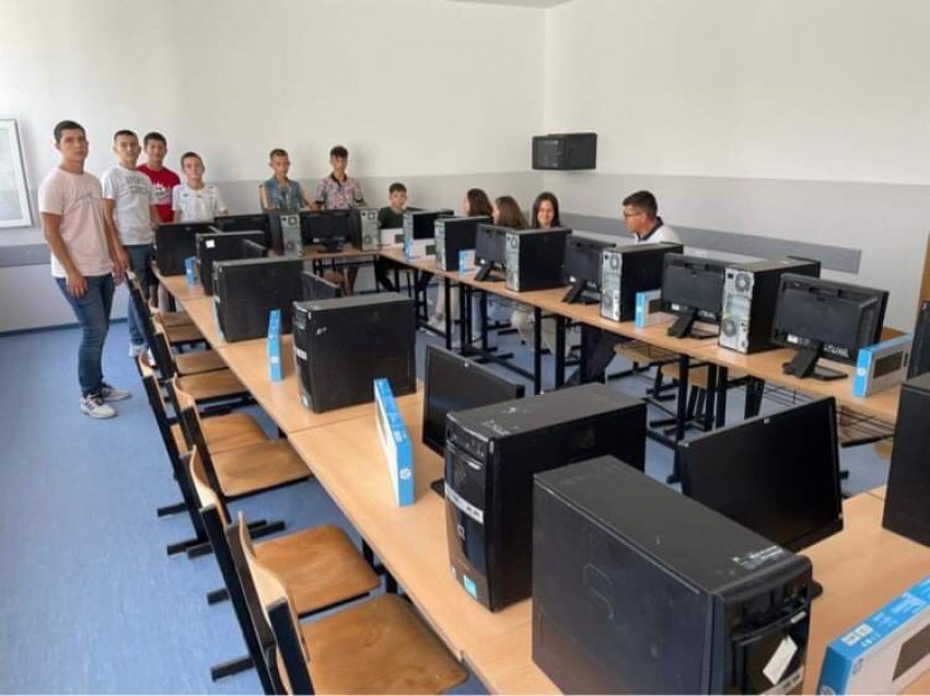 Nxënësit e shkollës së Drobeshit përfitojnë një donacion prej 15 kompjuter 