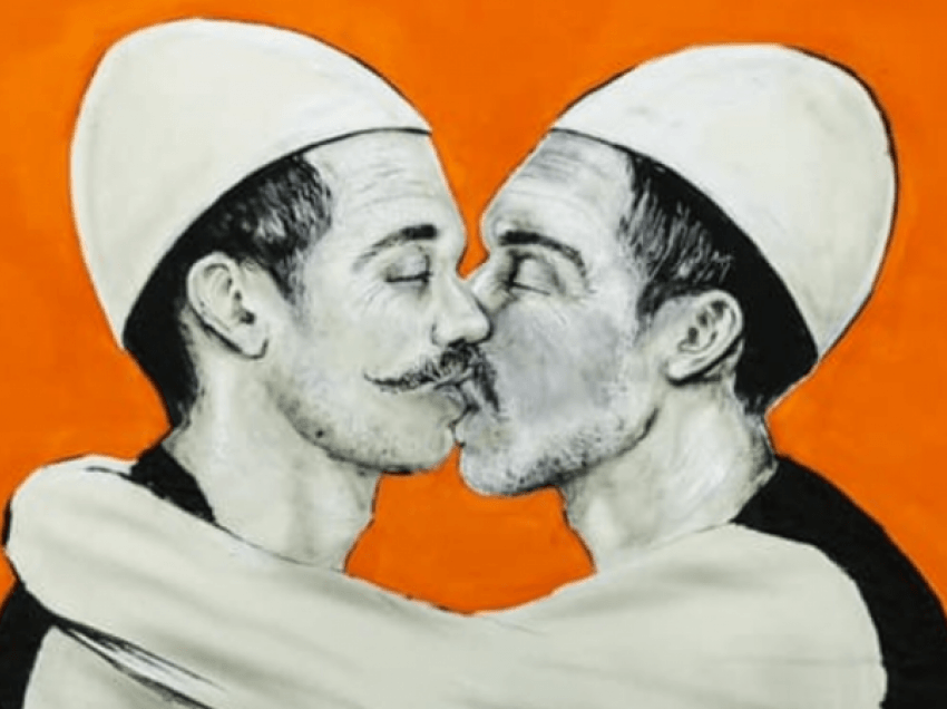 Publikohet një foto e dy burrave me plis e tirqi duke u puthur nga një artiste e Kosovës