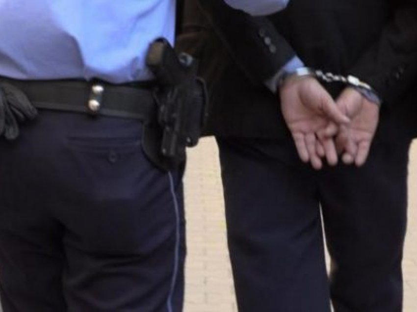 U kap me kokainë në Tiranë: Arrestohet oficeri i policisë, në pranga dhe dy miqtë e tij