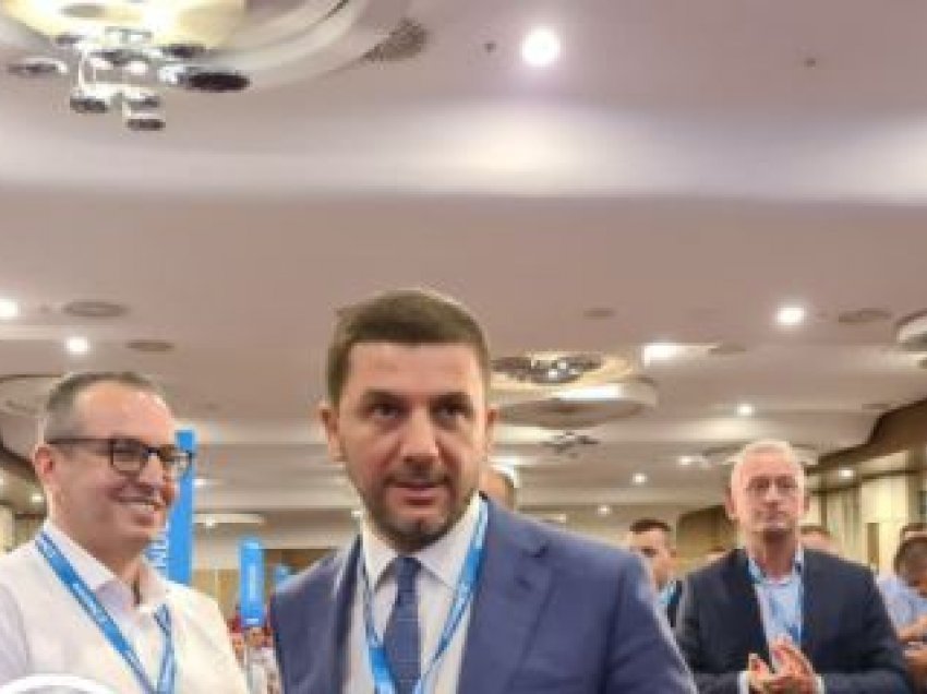 Kandidati për kryetar të ri të PDK-së Memli Krasniqi flet para delegatëve të Konventës 