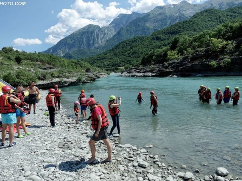 Pamje mahnitëse! Grupi i të rinjve bëjnë rafting në lumin e Vjosës