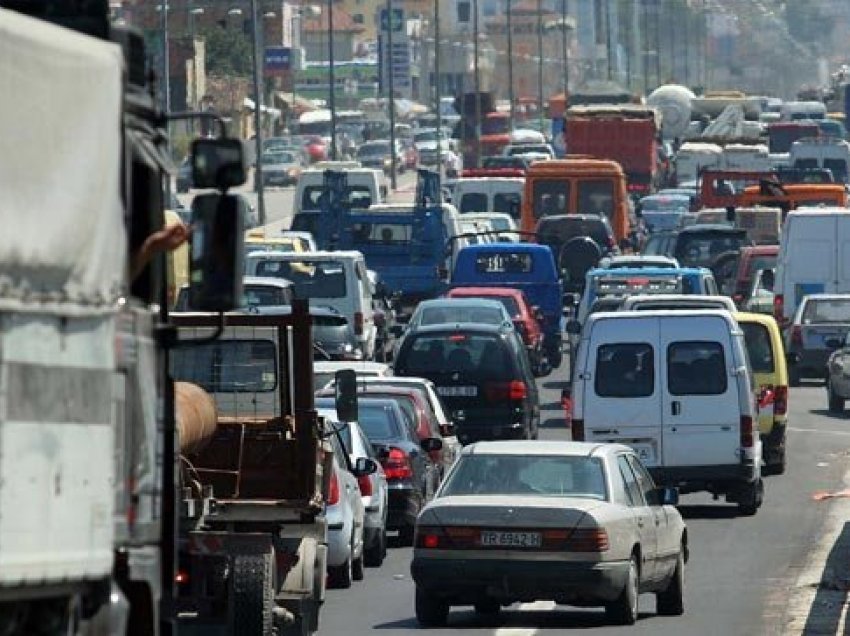 Rruga e Golemit mbetet “ferri” i trafikut, probleme dhe në Vlorë