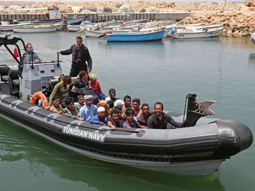 Tunizi: 21 migrantë afrikanë gjenden të vdekur në Mesdhe, pasi përmbytet anija