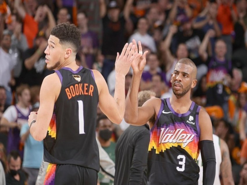 Chris Paul merr për dore Phoenix Suns