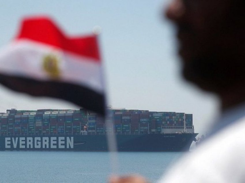 Anija “Ever Given” lë Kanalin e Suezit pas marrëveshjes së kompensimit me Egjiptin