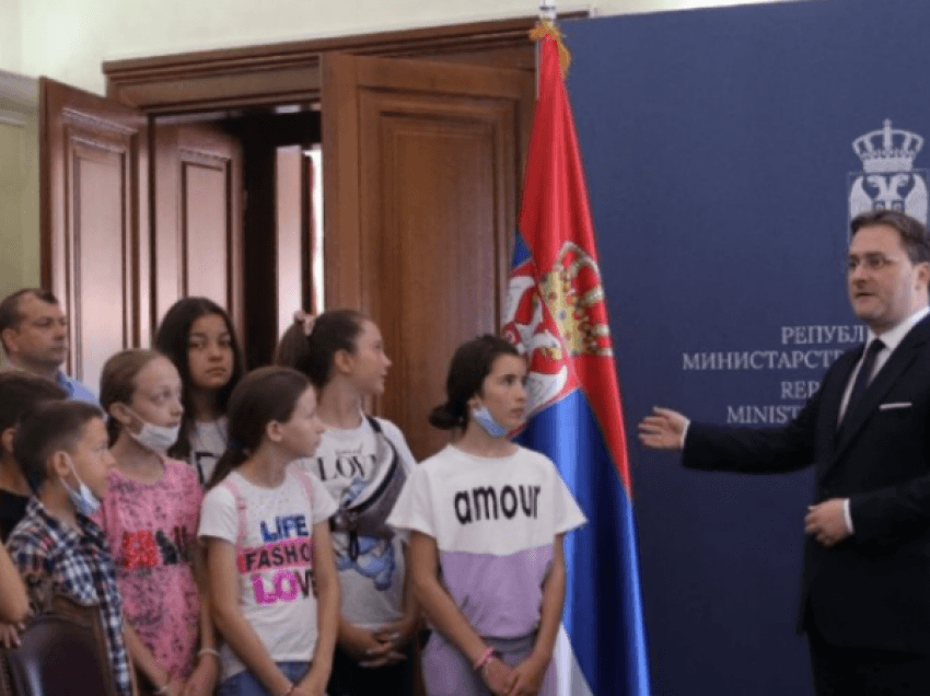 Qeveria e Serbisë nxënësve të saj me këto fjalë po ua shpërlan trurin për Kosovën