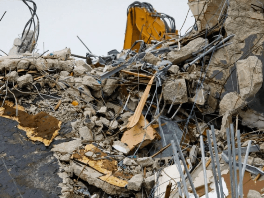 Shuhen shpresat për të mbijetuar nën rrënojat e godinës së shembur në Florida