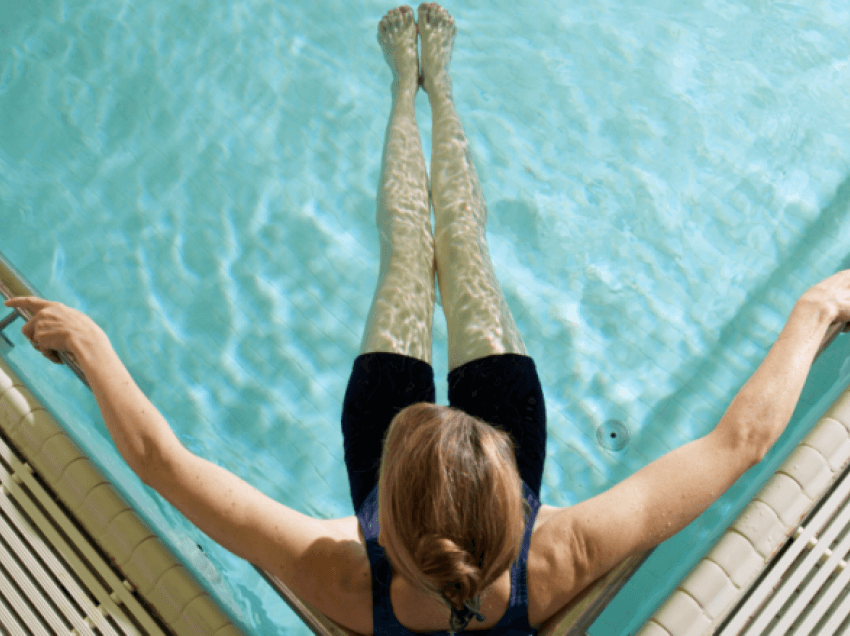 Gjithçka që duhet të dini nëse keni përjetuar skuqje të lëkurës pasi keni notuar në pishinë