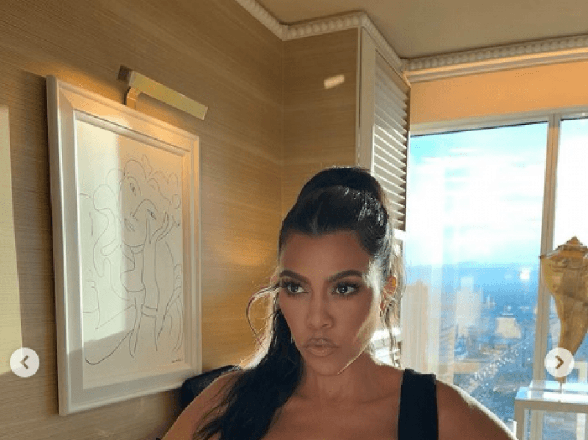 Kourtney Kardashian vë në pah gjoksin e bujshëm