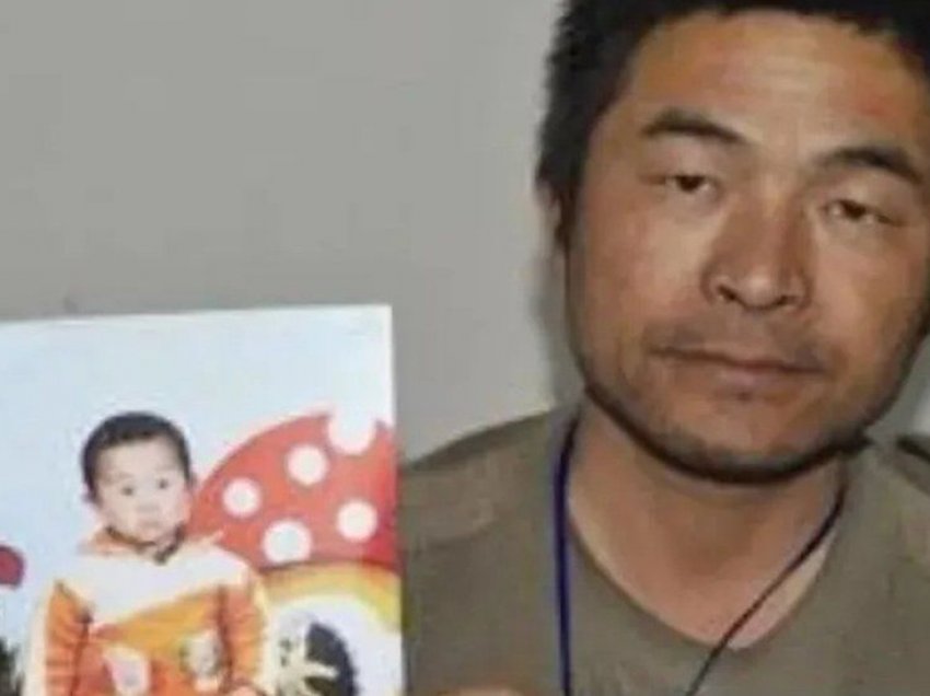 Burri nga Kina bashkohet me djalin që ia rrëmbyen 24 vjet më parë
