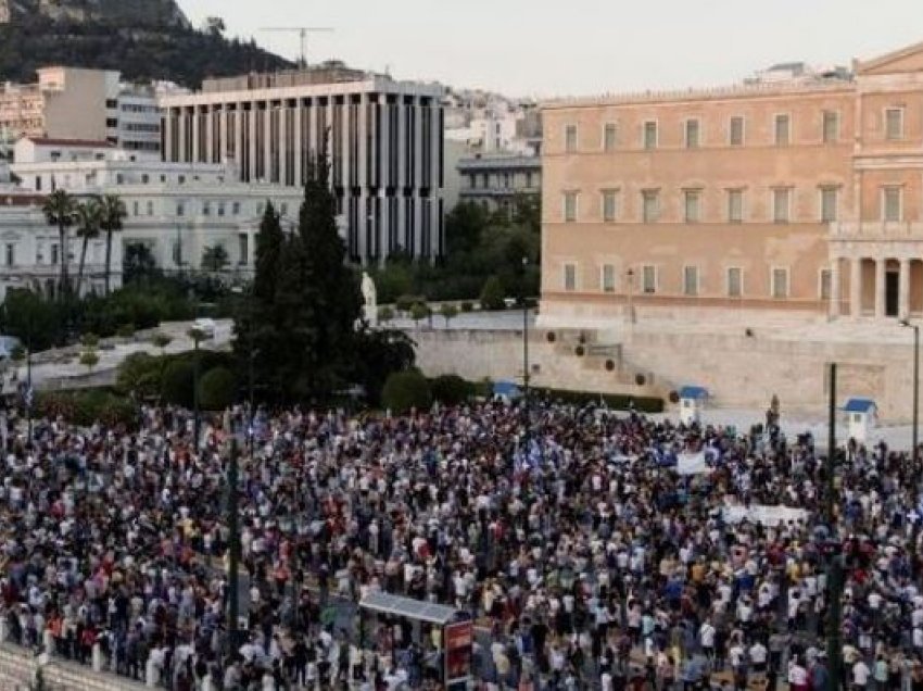 Protesta kundër vaksinimit të fëmijëve mbi 15 vjeç në Athinë