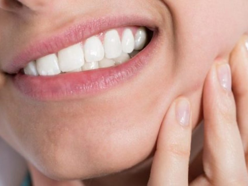 Shtatë zakone të përditshme që po dëmtojnë dhëmbët tuaj