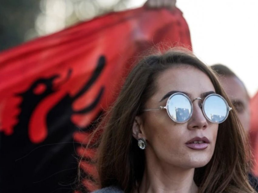 Mijëra shqiptarë në pritje të miratimit të Ligjit për shtetësinë