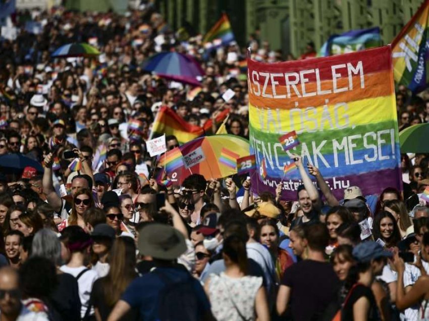  30.000 njerëz në “Paradën e Krenarisë” në Hungari kthehen në protestë kundër Orbanit