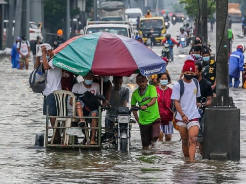 Përmbyten Filipinet, banorët detyrohet të evakuohen
