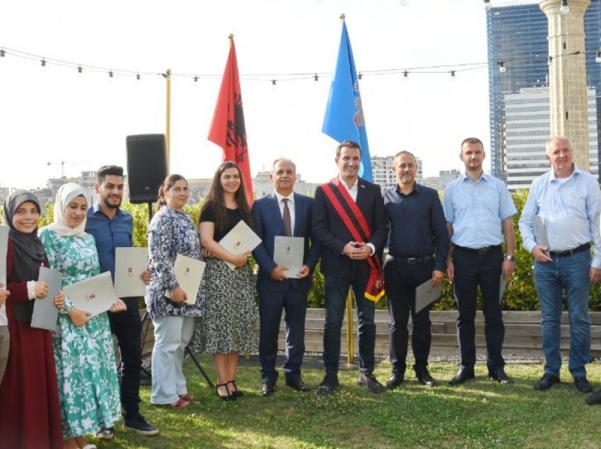 11 shtetas të tjerë të huaj betohen para kryetarit të Bashkisë në Tiranës, Veliaj: Shenjë që qyteti po rritet