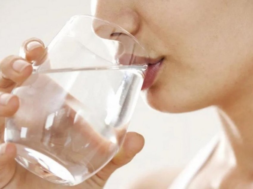 Sipas një studimi ju po pini sasi të gabushme të ujit!
