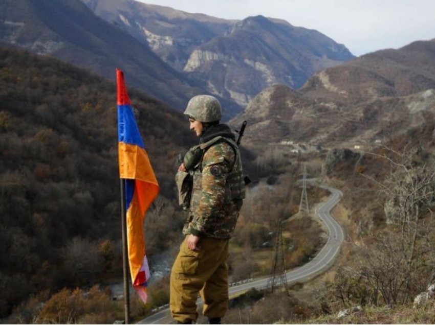 Armenia dhe Azerbajxhani fajësojnë njëra-tjetrën për shkelje të armëpushimit