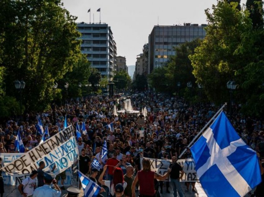 Vaksina me detyrim sjell protesta/ Qeveria greke nuk tërhiqet