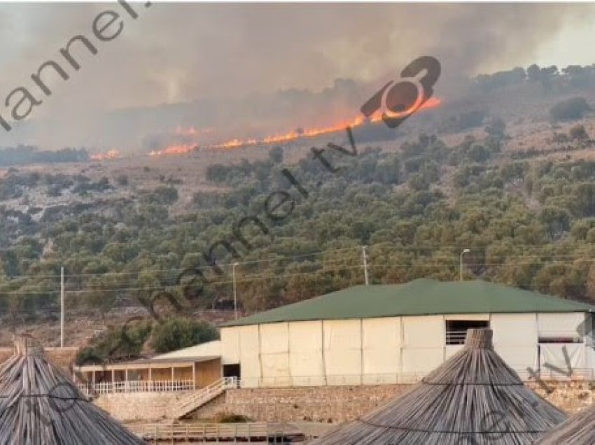 ​Situata del jashtë kontrollit në Ksamil, vatra e zjarrit shumë pranë banesave