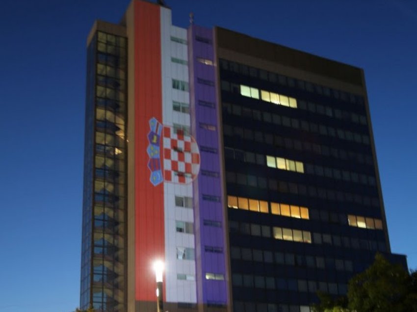 ​Ngjyrat e flamurit të Kroacisë ndriçojnë ndërtesën e Qeverisë së Kosovës
