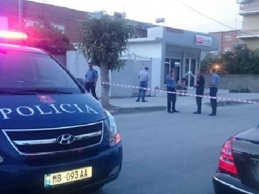 Plagoset me thikë 25-vjeçari në Elbasan, autori e goditi disa herë dhe tentoi të largohet! Arrestohet nga policia