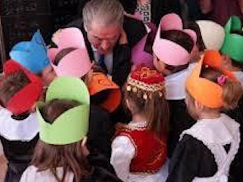 Sali Berisha uron festën e fëmijëve: Dita e më të mirëve të kësaj toke